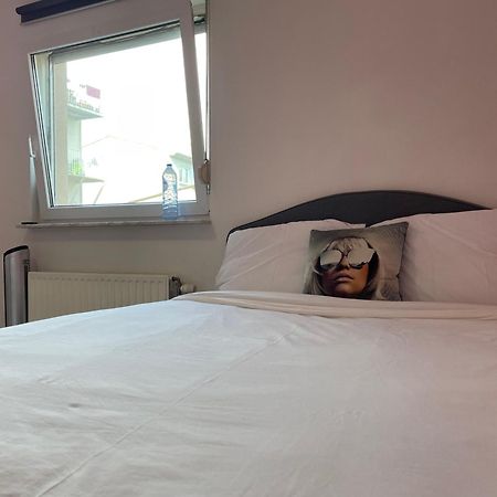 Large Room In Schuttrange Free Parking 10Mins To Airport Excellent Customer Services Eksteriør bilde