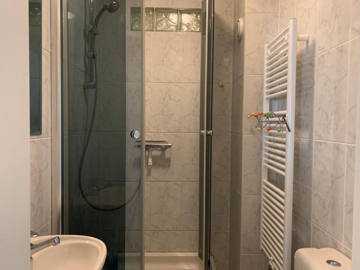 Large Room In Schuttrange Free Parking 10Mins To Airport Excellent Customer Services Eksteriør bilde