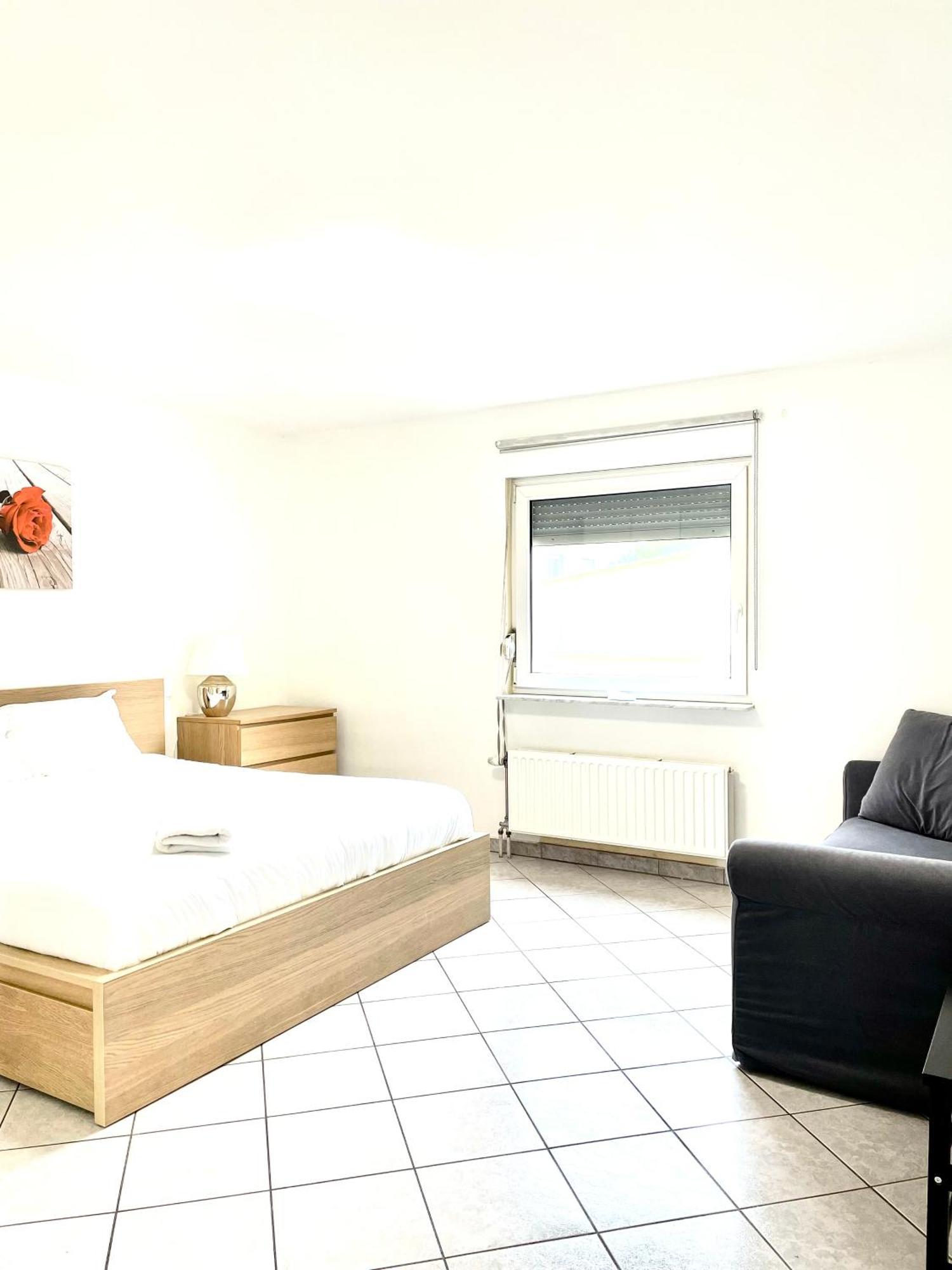 Large Room In Schuttrange Free Parking 10Mins To Airport Excellent Customer Services Eksteriør bilde