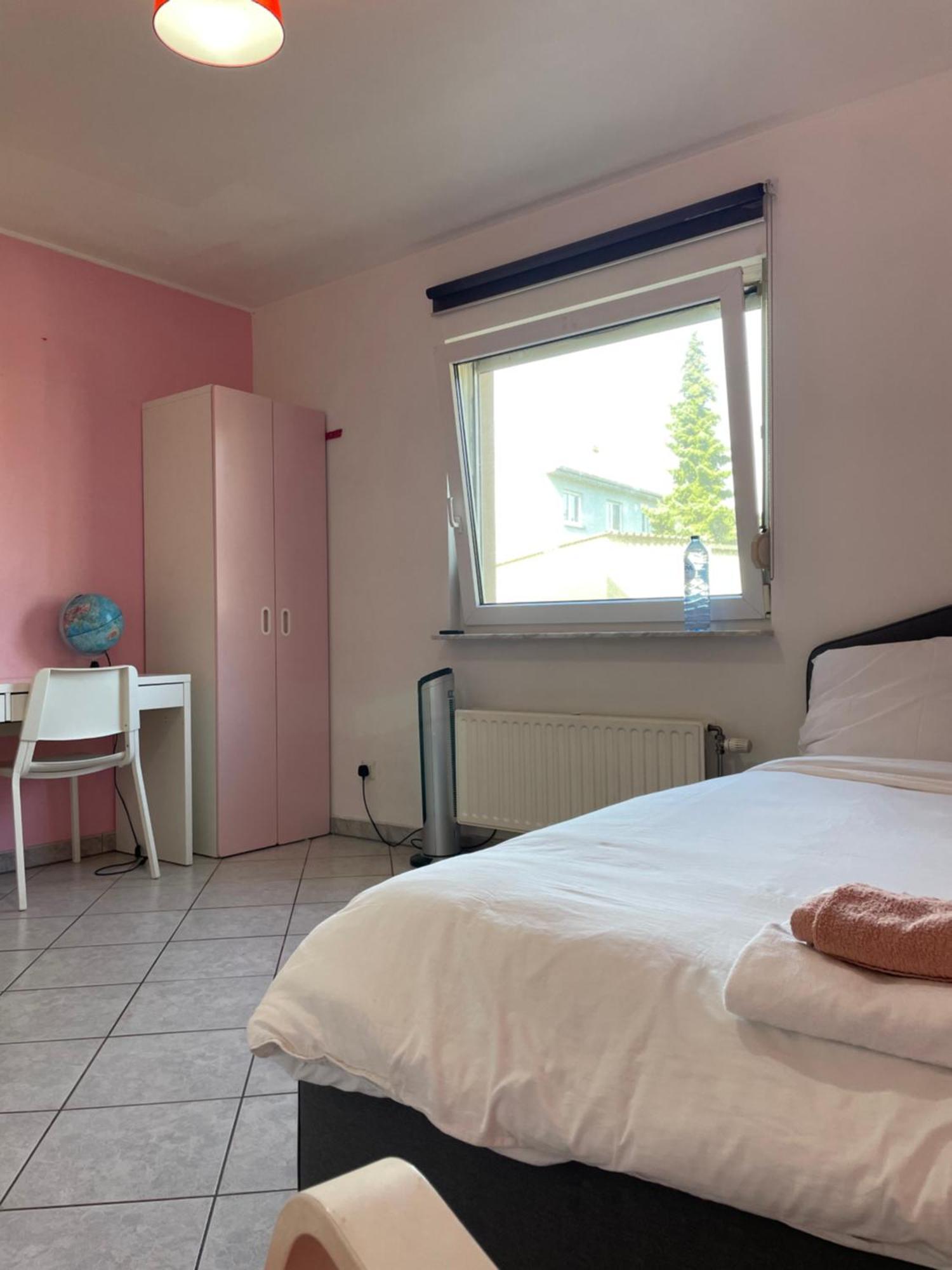 Large Room In Schuttrange Free Parking 10Mins To Airport Excellent Customer Services Eksteriør bilde